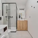 Center Mirrors With Parking By Renters דירה ורוצלב