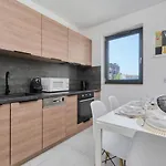 Center Mirrors With Parking By Renters דירה