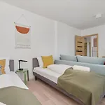 Center Mirrors With Parking By Renters דירה *