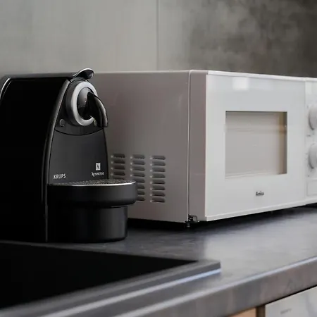 Center Mirrors With Parking By Renters 公寓