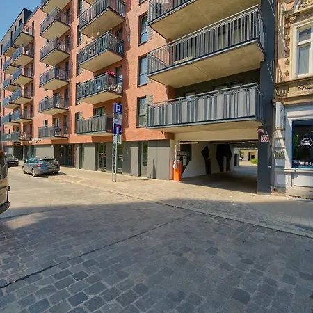 Center Mirrors With Parking By Renters Wroclaw