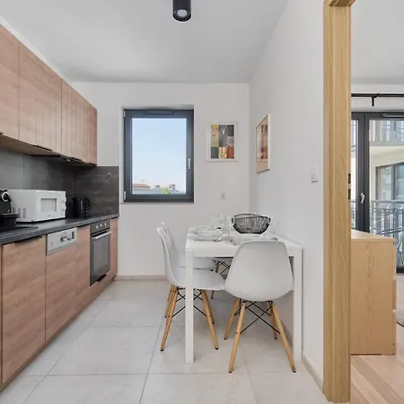 Center Mirrors With Parking By Renters * Вроцлав