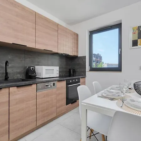 Center Mirrors With Parking By Renters 公寓