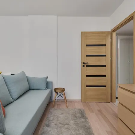 Center Mirrors With Parking By Renters 弗罗茨瓦夫