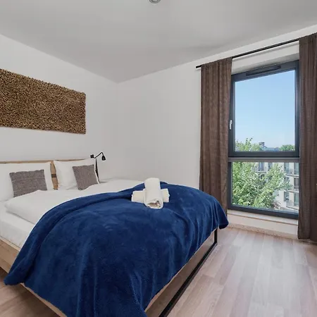 Center Mirrors With Parking By Renters 弗罗茨瓦夫