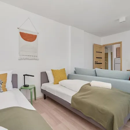 Center Mirrors With Parking By Renters Apartmán *