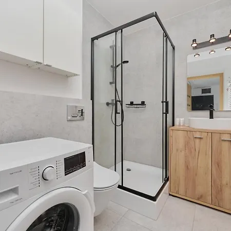 Center Mirrors With Parking By Renters * Vratislav